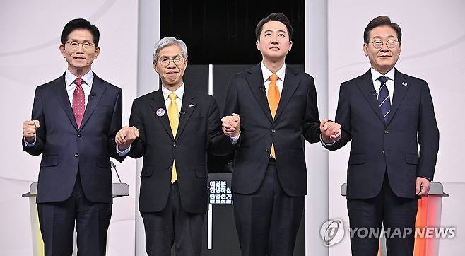 제21대 대선 1차 후보자 토론회 (서울=연합뉴스) 국민의힘 김문수(왼쪽부터)·민주노동당 권영국·개혁신당 이준석·더불어민주당 이재명 대선후보가 18일 서울 마포구 상암동 SBS 프리즘센터 스튜디오에서 열린 제21대 대선 1차 후보자 토론회 시작에 앞서 기념촬영을 하고 있다. 2025.5.18 [국회사진기자단] photo@yna.co.kr