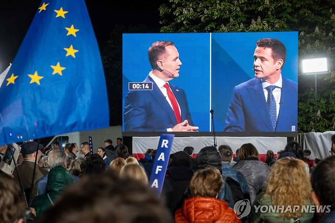 TV 토론 지켜보는 폴란드 시민들 [AFP 연합뉴스 자료사진. 재판매 및 DB 금지]