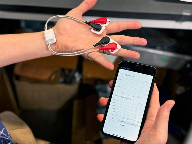 연구팀이 개발한 모유 섭취량 웨어러블 센서 [노스웨스턴대 제공. 재판매 및 DB 금지]