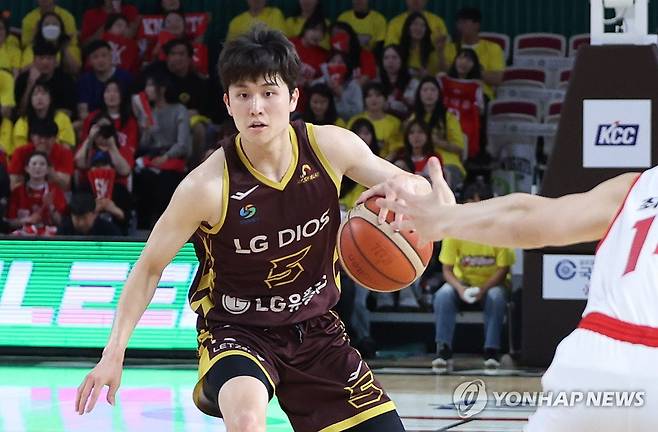 LG 양준석 '돌파' (창원=연합뉴스) 김동민 기자 = 11일 경남 창원체육관에서 열린 2024∼2025시즌 프로농구 창원 LG 세이커스와 서울 SK 나이츠의 챔피언결정전 4차전 경기. LG 양준석이 드리블하고 있다. 2025.5.11 image@yna.co.kr