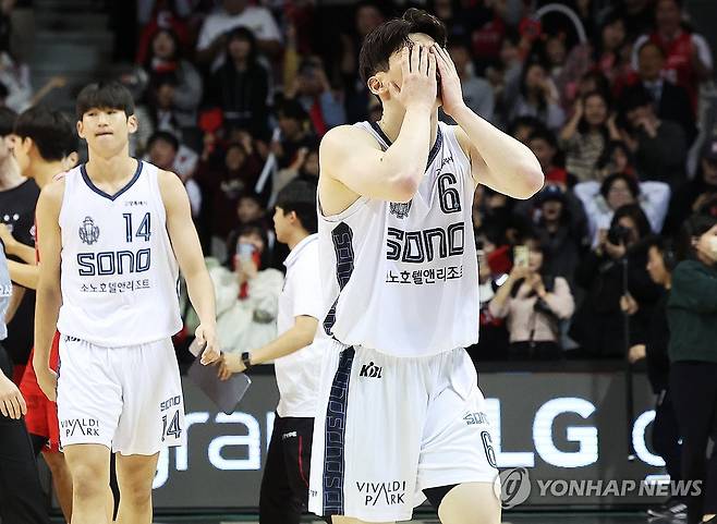 11연패 빠진 고양 소노 (안양=연합뉴스) 홍기원 기자 = 15일 경기도 안양정관장아레나에서 열린 프로농구 안양 정관장 레드부스터스와 고양 소노 스카이거너스의 경기. 79-78로 패하며 11연패에 빠진 소노 이정현이 아쉬워하고 있다. 2024.12.15 xanadu@yna.co.kr
