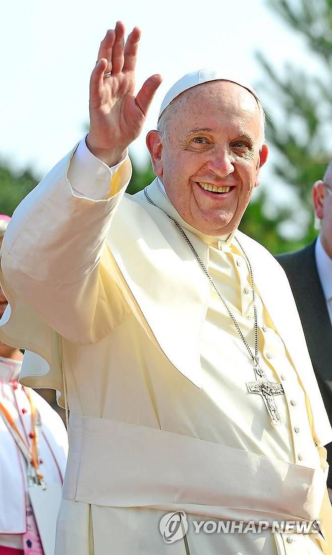 방한 당시의 프란치스코 교황 (서울=연합뉴스) 2014년 8월 15일 충남 당진 솔뫼성지를 찾아 신자들에게 손을 들어 인사하는 프란치스코 교황 모습.[자료사진]