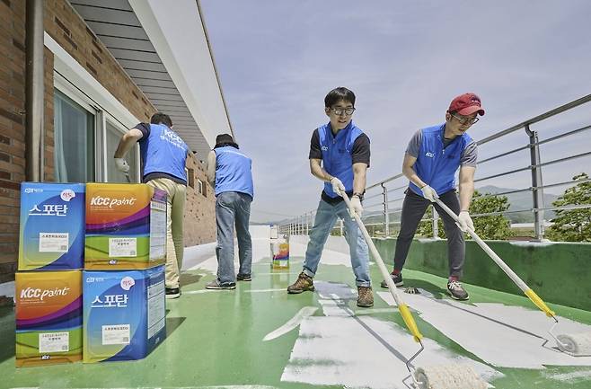 차열 페인트를 시공하는 KCC [KCC 제공. 재판매 및 DB 금지]