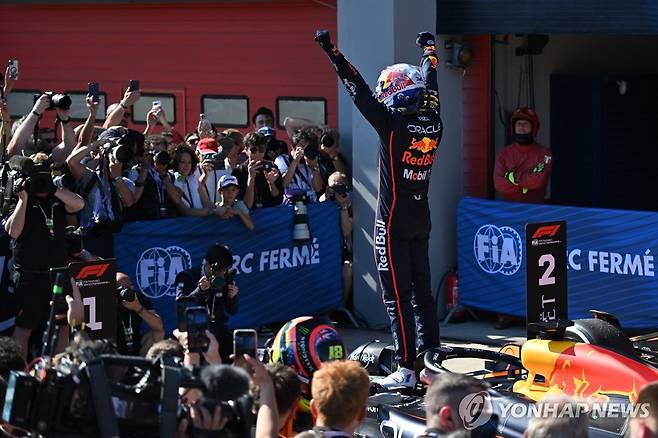 머신 위에서 우승을 기뻐하는 막스 페르스타펀 [AFP=연합뉴스]