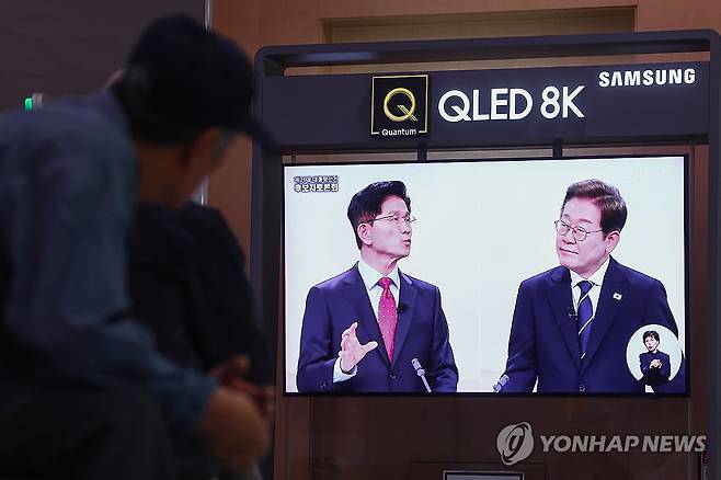 중계방송으로 대선 후보 토론회 지켜보는 시민들 (서울=연합뉴스) 서대연 기자 = 18일 서울역 대합실에서 시민들이 제21대 대선 1차 후보자 토론회 중계방송을 지켜보고 있다. 2025.5.18 dwise@yna.co.kr