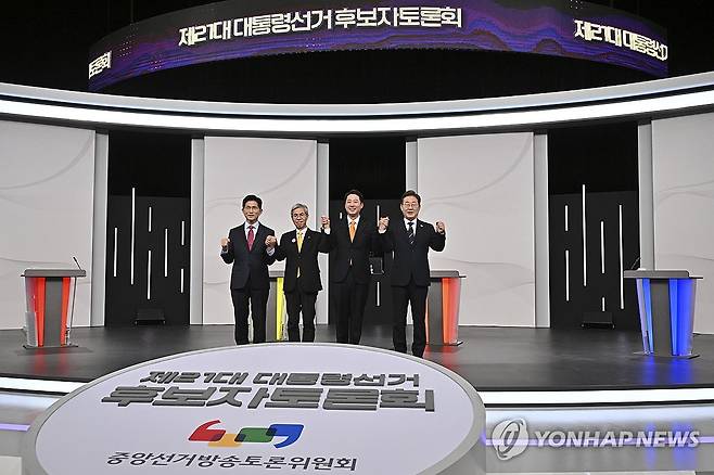 제21대 대선 1차 후보자 토론회 (서울=연합뉴스) 국민의힘 김문수(왼쪽부터)·민주노동당 권영국·개혁신당 이준석·더불어민주당 이재명 대선후보가 18일 서울 마포구 상암동 SBS 프리즘센터 스튜디오에서 열린 제21대 대선 1차 후보자 토론회 시작에 앞서 기념촬영을 하고 있다. 2025.5.18 [국회사진기자단] photo@yna.co.kr