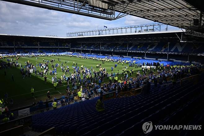 에버턴의 마지막 홈 경기가 끝난 뒤 구디슨 파크 잔디로 몰려나온 관중들 [AFP=연합뉴스]