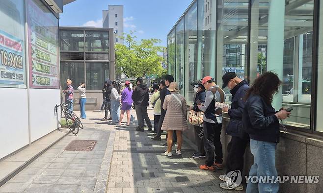 유심 교체하기 위해 대기 중인 SKT 이용자들 (서울=연합뉴스) 이승연 기자 = 지난 28일 서울의 한 SK텔레콤 대리점 앞에 유심을 교체하기 위해 찾아온 사람들이 대기 중이다. 2025.4.28 [촬영 이승연]