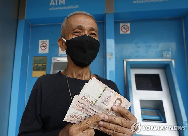 1만밧 보조금 지급받은 태국인 [EPA 연합뉴스 자료사진. 재배포 및 판매 금지]