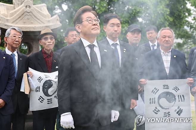 백범 김구 묘역 참배하는 이재명 후보 (서울=연합뉴스) 김주성 기자 = 더불어민주당 이재명 대선 후보가 19일 서울 용산구 백범김구 묘역을 참배하고 있다. 2025.5.19 [공동취재] utzza@yna.co.kr