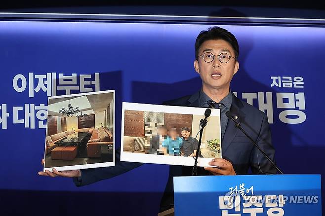 민주당, "지귀연 판사 유흥업소 접대 의혹" 사진 공개 (서울=연합뉴스) 김주형 기자 = 더불어민주당 노종면 선대위 대변인이 19일 서울 여의도 당사에서 "윤석열 전 대통령의 내란 혐의 사건 재판장인 지귀연 서울중앙지법 부장판사가 유흥업소에서 접대받았다"라는 의혹을 제기하며 관련 사진을 공개하고 있다. 2025.5.19 kjhpress@yna.co.kr