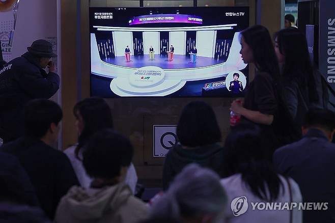 서울역에 흘러나오는 대선 1차 후보자 토론회 중계방송 (서울=연합뉴스) 서대연 기자 = 18일 서울역 대합실에서 시민들이 제21대 대선 1차 후보자 토론회 중계방송을 지켜보고 있다. 2025.5.18 dwise@yna.co.kr