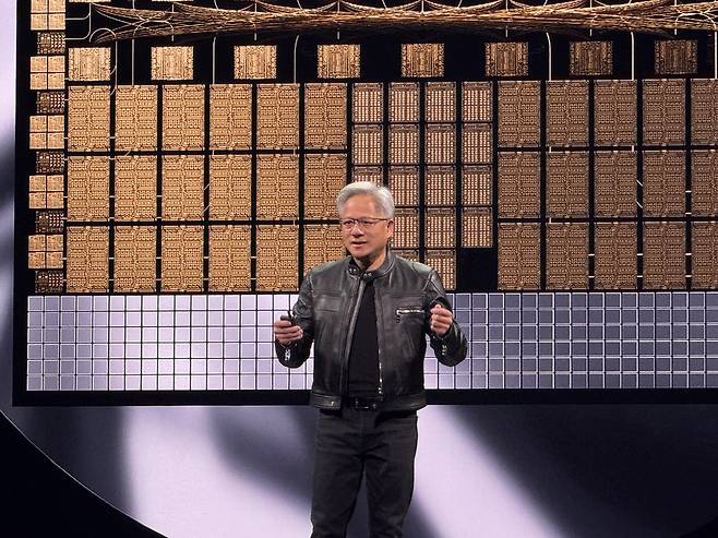 기조연설을 진행 중인 젠슨 황 엔비디아 CEO (타이베이=연합뉴스) 강태우 기자 = 젠슨 황 엔비디아 최고경영자(CEO)가 19일 대만 타이베이 뮤직센터에서 기조연설을 하고 있다. 2025.5.19 burning@yna.co.kr