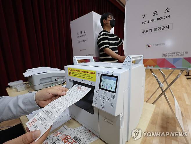 대선 사전투표 점검 (수원=연합뉴스) 서명곤 기자 = 제21대 대통령 선거를 보름 앞둔 19일 경기도 수원시 팔달구 우만1동행정복지센터에서 관계자들이 사전투표 전산장비 모의시험을 하고 있다. 사전 투표는 이번 달 29∼30일 이틀 동안 실시된다. 2025.5.19 seephoto@yna.co.kr