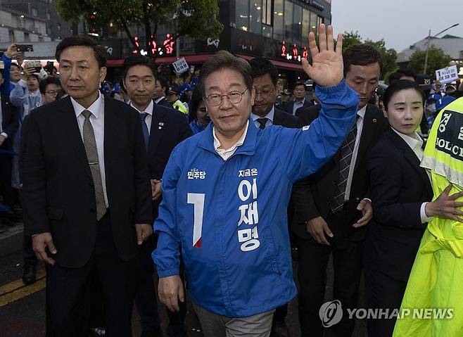 목포에서 유세 입장하는 이재명 후보 (목포=연합뉴스) 황광모 기자 = 더불어민주당 이재명 대선후보가 15일 전남 목포시 평화광장 원형상가 앞에서 열린 유세에 입장하고 있다. 2025.5.15 hkmpooh@yna.co.kr