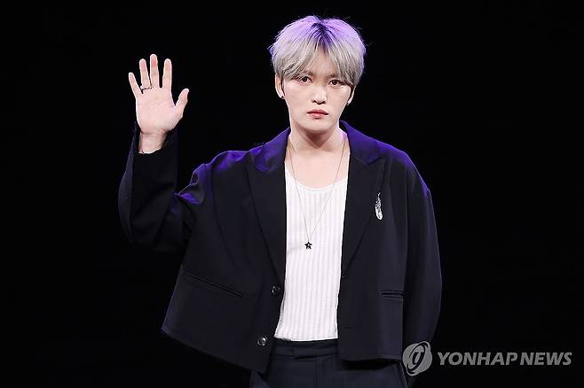김재중, 다정한 인사 (서울=연합뉴스) 진연수 기자 = 가수 김재중이 19일 오후 서울 마포구 MBC 골든마우스홀에서 열린 새 미니앨범 '뷰티 인 카오스(Beauty in Chaos)' 발매 기자간담회에서 포즈를 취하고 있다. 2025.5.19 jin90@yna.co.kr