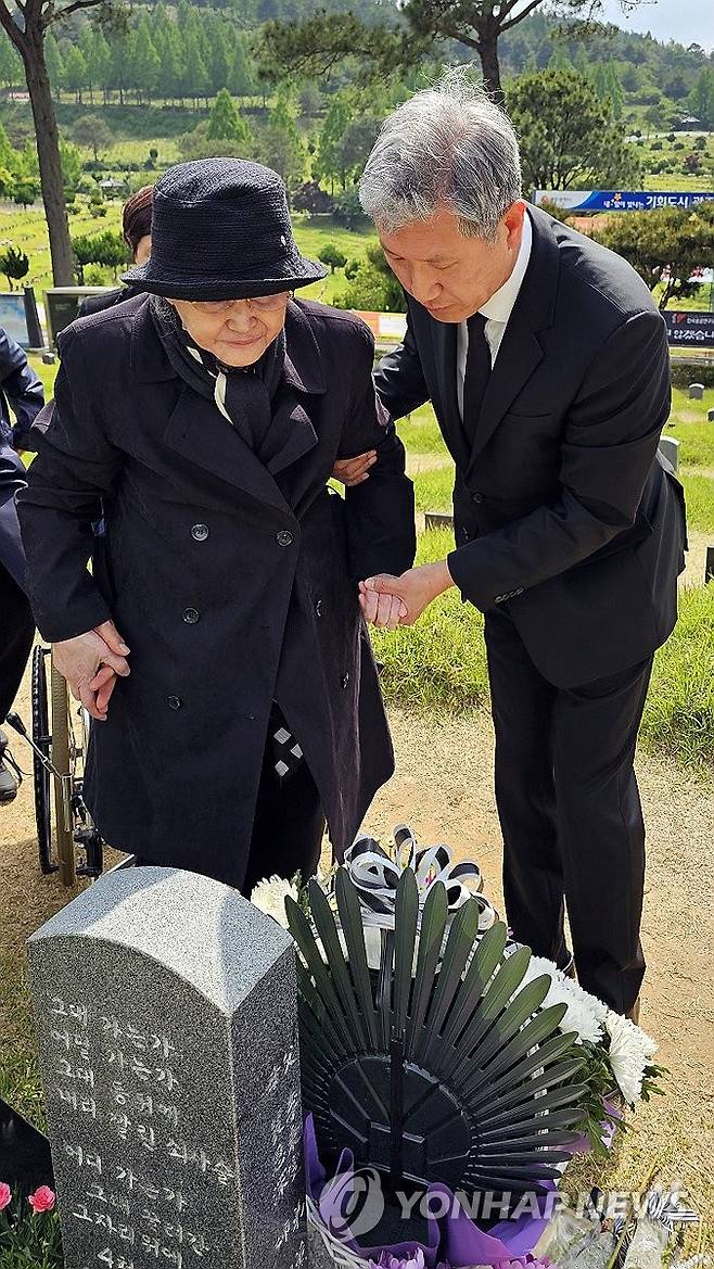 참배하는 노태우 전 대통령 부인 김옥숙·아들 노재헌 (광주=연합뉴스) 노태우 전 대통령의 부인 김옥숙씨와 아들 노재헌씨가 19일 오후 광주 북구 망월동 민족민주열사묘역(5·18 구묘역)을 방문해 참배하고 있다. 2025.5.19 [독자 제공. 재판매 및 DB 금지] daum@yna.co.kr