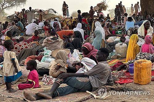 수단 반군 공격으로 잠잠 난민캠프에서 탈출한 피란민들 [AFP 연합뉴스 자료사진. 재판매 및 DB 금지]