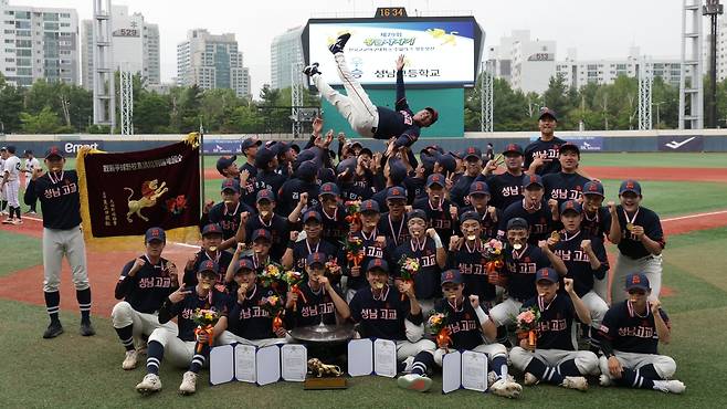 황금사자기 전국고교야구대회에서 55년 만에 패권 탈환한 성남고 [동아일보 제공. 재판매 및 DB 금지]