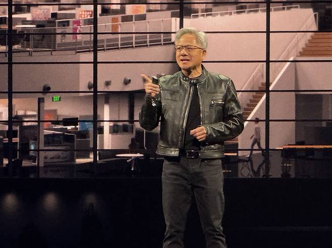 '컴퓨텍스 2025'에서 기조연설 하는 젠슨 황 엔비디아 CEO (타이베이=연합뉴스) 강태우 기자 = 젠슨 황 엔비디아 최고경영자(CEO)가 19일 대만 타이베이 뮤직센터에서 열린 컴퓨텍스 2025 기조연설에서 발표하고 있다. 2025.5.19 burning@yna.co.kr