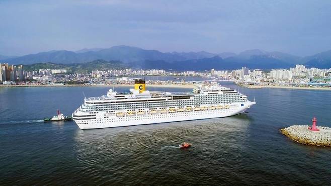 속초항 입항하는 크루즈 [속초시 제공.재판매 및 DB 금지]