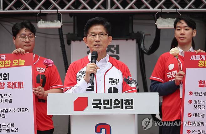 청계광장서 청년 공약 발표하는 김문수 대선 후보 (서울=연합뉴스) 류영석 기자 = 국민의힘 김문수 대선 후보가 19일 서울 청계광장에서 청년 정책 공약 발표를 하고 있다. 2025.5.19 ondol@yna.co.kr