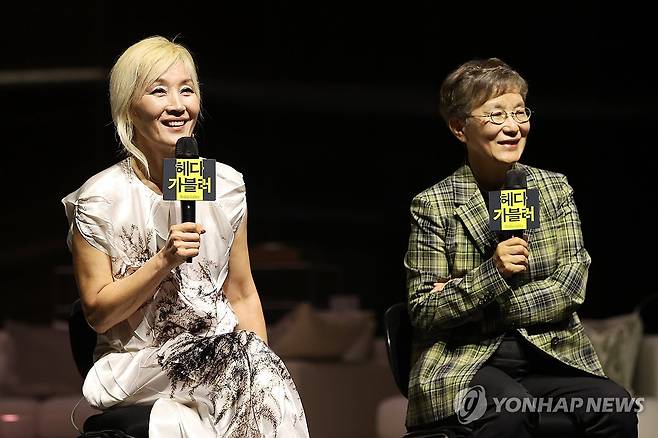 배우 이혜영과 박정희 연출 (서울=연합뉴스) 강민지 기자 = 배우 이혜영이 19일 서울 중구 국립극단 명동예술극장에서 열린 연극 '헤다 가블러'기자간담회에서 인사말을 하고 있다. 오른쪽은 박정희 연출. 2025.5.19 mjkang@yna.co.kr