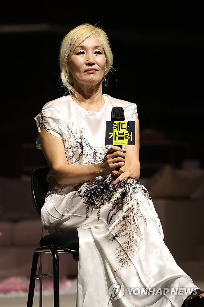 질문 듣는 이혜영 (서울=연합뉴스) 강민지 기자 = 배우 이혜영이 19일 서울 중구 국립극단 명동예술극장에서 열린 연극 '헤다 가블러'기자간담회에서 질문을 듣고 있다. 2025.5.19 mjkang@yna.co.kr