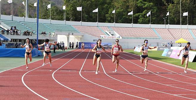 이은빈, 전국종별육상 여자 100ｍ 우승 (서울=연합뉴스) 이은빈(왼쪽 세 번째)이 19일 경남 밀양종합운동장에서 열린 전국종별육상선수권대회 여자 일반부 100ｍ 결선에서 가장 먼저 결승선을 통과하고 있다. [대한육상연맹 제공. 재판매 및 DB금지]