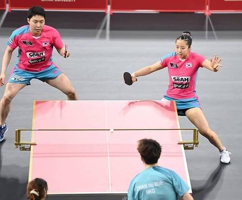 탁구 세계선수권 혼합복식에 나선 신유빈(오른쪽)과 임종훈의 경기 장면 [대한탁구협회 제공. 재판매 및 DB 금지]