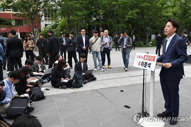 기자회견 하는 이준석 후보 (서울=연합뉴스) 윤동진 기자 = 개혁신당 이준석 대선 후보가 19일 서울 광화문광장에서 기자회견을 하고 있다. 2025.5.19 mon@yna.co.kr