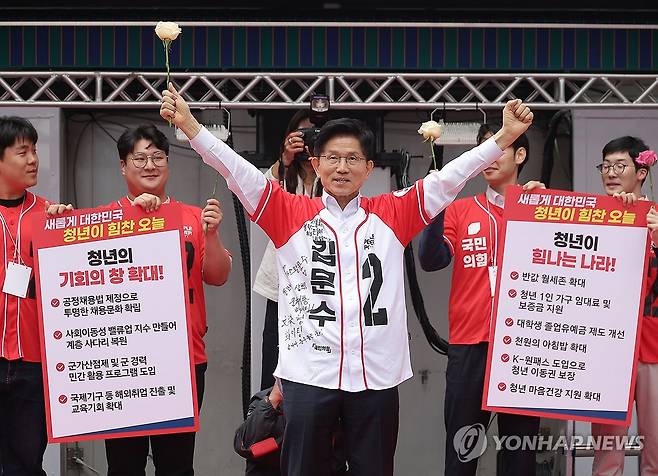 청년 정책 공약 발표한 김문수 후보 (서울=연합뉴스) 류영석 기자 = 국민의힘 김문수 대선 후보가 19일 서울 청계광장에서 청년 정책 공약 발표를 마친 뒤 인사하고 있다. 2025.5.19 ondol@yna.co.kr