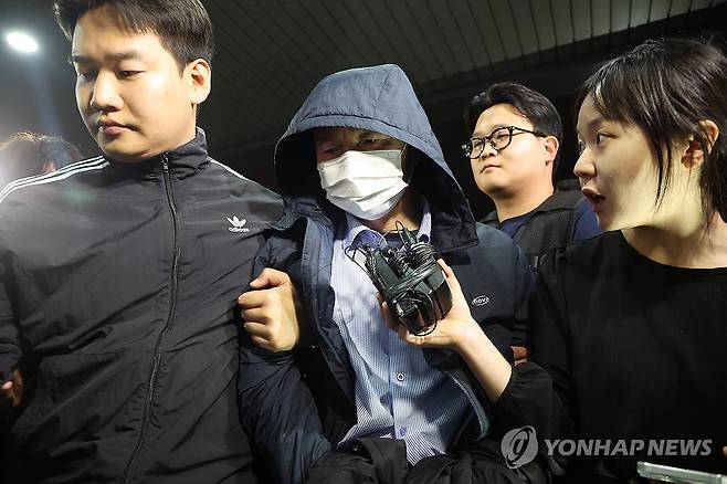 경찰, 시흥 흉기사건 용의자 차철남 검거 (시흥=연합뉴스) 홍기원 기자 = 시흥 흉기사건의 용의자인 차철남이 19일 검거돼 경기 시흥경찰서로 압송되고 있다. 
    차철남은 이달 시흥시 정왕동 소재 자기 집 등에서 2명을 살해하고, 이날 인근의 편의점 주인과 자기집 건물주 등 2명을 흉기로 찔러 다치게 한 혐의를 받고 있다. 2025.5.19 xanadu@yna.co.kr