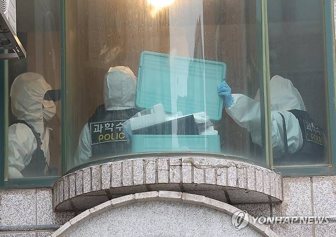 시흥서 흉기로 4명 사상, 용의자 도주 (시흥=연합뉴스) 홍기원 기자 = 19일 경기도 시흥의 편의점과 체육공원 등에서 50대 중국동포가 시민 2명을 잇달아 흉기로 찌르는 사건이 발생해 경찰이 수사에 나선 가운데 용의자의 자택과 그 주변에서 시신 2구가 발견됐다. 사진은 시신이 발견된 건물에서 과학수사대원들이 감식을 위해 이동하는 모습. 2025.5.19 xanadu@yna.co.kr