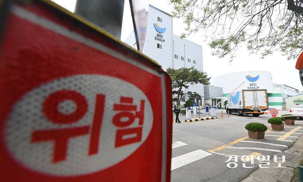 19일 시흥시 소재 SPC삼립 시화공장에서 윤활유를 뿌리는 작업을 하던 중 50대 여성 근로자가 숨지는 사고가 발생했다. 사진은 이날 시흥시 SPC삼립 시화공장 모습. 2025.5.19 /최은성기자 ces7198@kyeongin.com