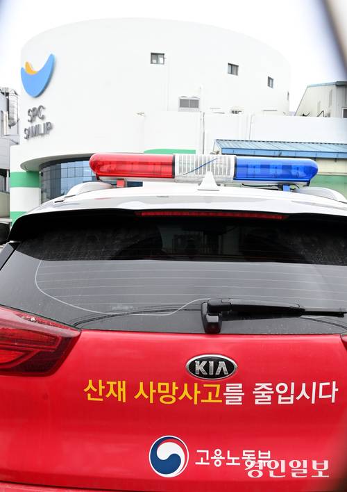 19일 시흥시 소재 SPC삼립 시화공장에서 윤활유를 뿌리는 작업을 하던 중 50대 여성 근로자가 숨지는 사고가 발생했다. 사진은 이날 시흥시 SPC삼립 시화공장 모습. 2025.5.19 /최은성기자 ces7198@kyeongin.com