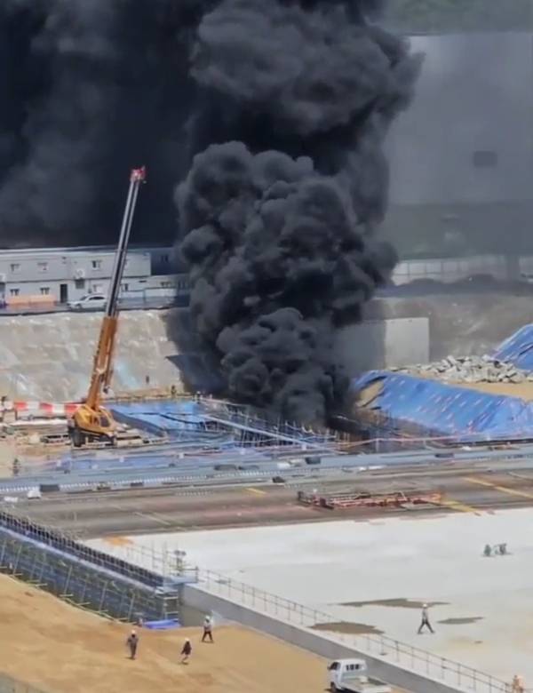 20일 오후 1시 41분 평택시 고덕동 여염근린공원 지하주차장 공사장에서 불이 난 모습.2025.5.20/독자 제공