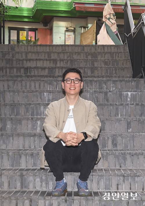박승현 공존공간 대표가 수원시 행궁동 공존공간 내 계단에 앉아 있다. 박 대표는 행궁동을 중심으로 지역과 상인들이 공존하는 수익모델을 제시하는 ‘로컬 크리에이터’로 발돋움했다. 사진/이지훈기자 jhlee@kyeongin.com
