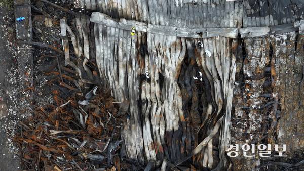 최근 이천시 부발읍 한 대형 물류센터에서 화재가 발생한 가운데 20일 오전 경찰과 소방당국, 국과수 등 관계기관들이 현장 합동 감식을 하고 있다. 2025.5.20 /최은성기자 ces7198@kyeongin.com