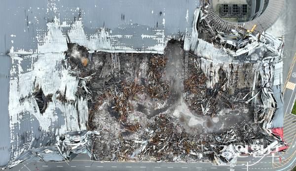 최근 이천시 부발읍 한 대형 물류센터에서 화재가 발생한 가운데 20일 오전 경찰과 소방당국, 국과수 등 관계기관들이 현장 합동 감식을 하고 있다. 2025.5.20 /최은성기자 ces7198@kyeongin.com