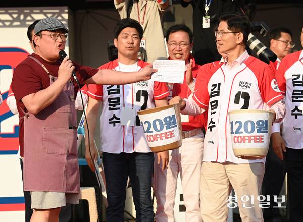 국민의힘 김문수 후보가 20일 오후 하남시 스타필드 앞에서 유세에 나서 유권자들에게 지지를 호소하고 있다. 2025.5.20 /이지훈기자 jhlee@kyeongin.com