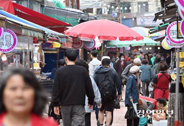 제21대 대통령선거 투표일이 2주 앞으로 다가온 가운데 부평구 주민들은 안정된 경제 상황을 만들 대통령을 원하고 있다고 입을 모았다. 20일 부평구 부평동 부평종합시장을 오가는 시장 상인과 손님들의 모습. 2025.5.20 /김용국기자 yong@kyeongin.com
