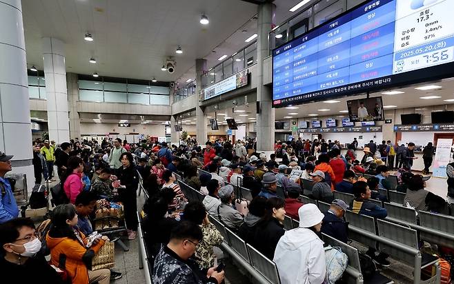 ▲ 20일 인천 중구 인천항 연안여객터미널에서 짙은 안개로 인해 백령도행 여객선 운항이 지연돼 여행객들이 대기하고 있다. /이호윤 기자 256@incheonilbo.com