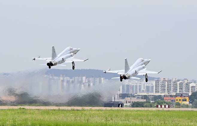 수원 군공항에서 전투기가 이륙하는 모습. 사진=국방부 제공