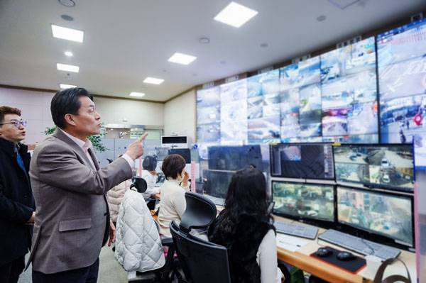 이재준 수원특례시장이 수원시의 실시간 교통과 안전을 총괄하는 도시안전통합센터를 현장 방문해 모니터링 하고 있다.