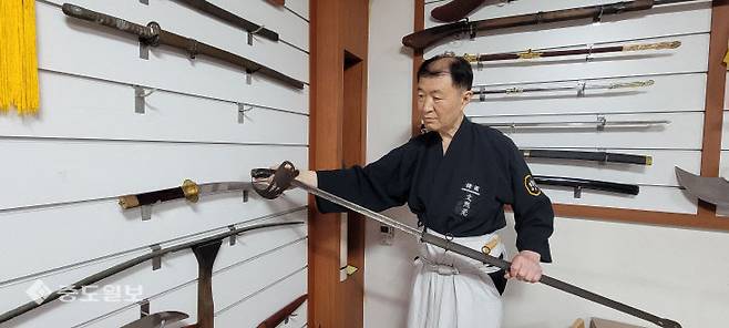 도검연구가 고려전통기술의 문희완 이사가 도검 제품을 살펴보며 점검 하고 있다. 금상진 기자