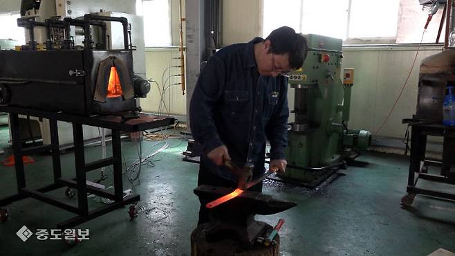 문희완 대표의 아들 문준기 고려전통기술 대표 도공이 도검 연마 과정을 진행하고 있다. (동영상 캡처)