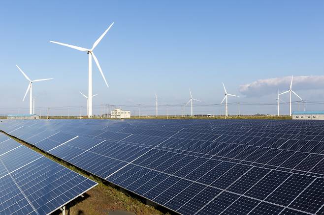 전남 영광 백수 간척지 풍력과 태양광 발전 단지 모습/전라남도 제공
