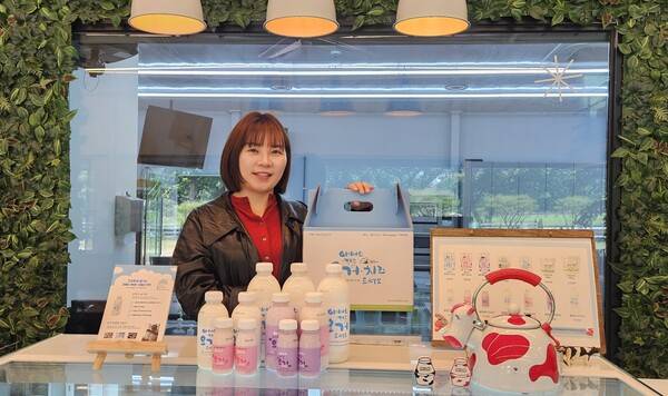 야베스 목장 전혜화 팀장이 의령군 고향사랑기부제 답례품인 요거트 제품을 들어보이고 있다. /유은상 기자