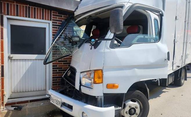 주택으로 돌진한 3.5t 화물 탑차./울릉119